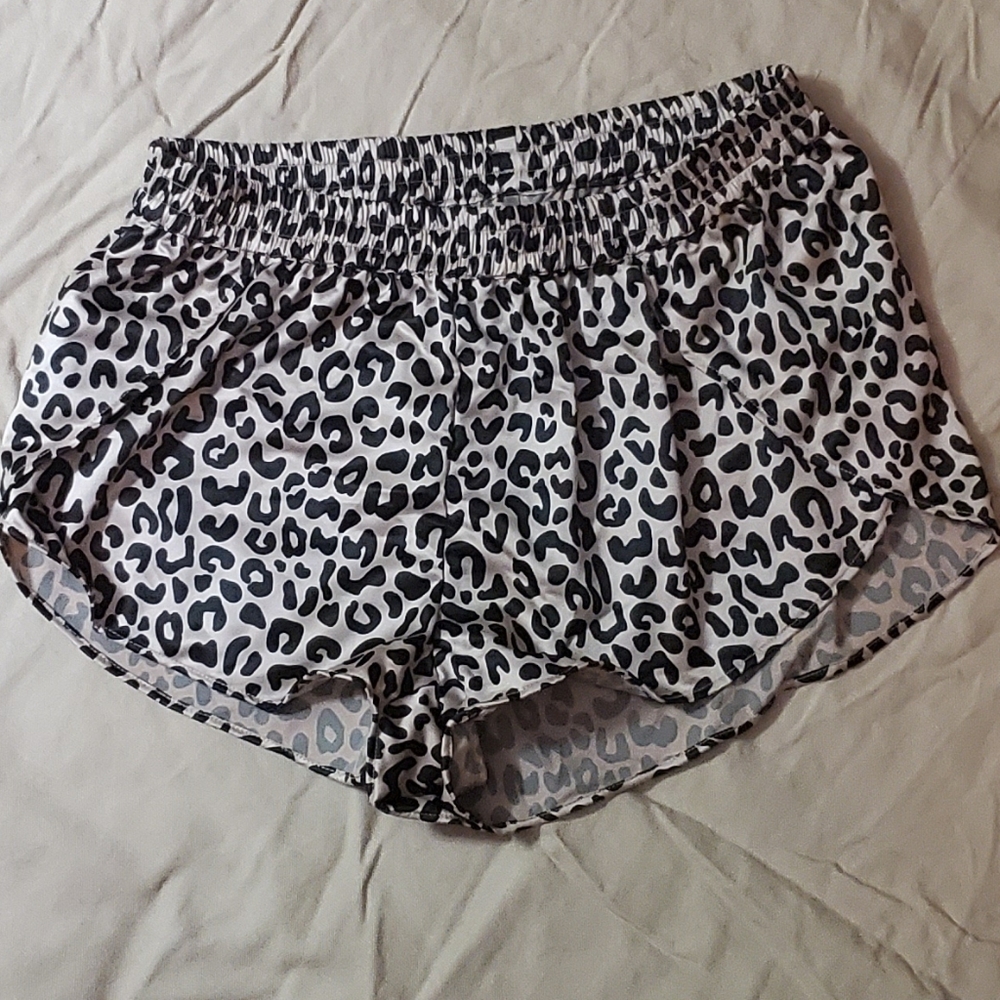 NWOT Gooseberry Leopard Silk PJ short, small